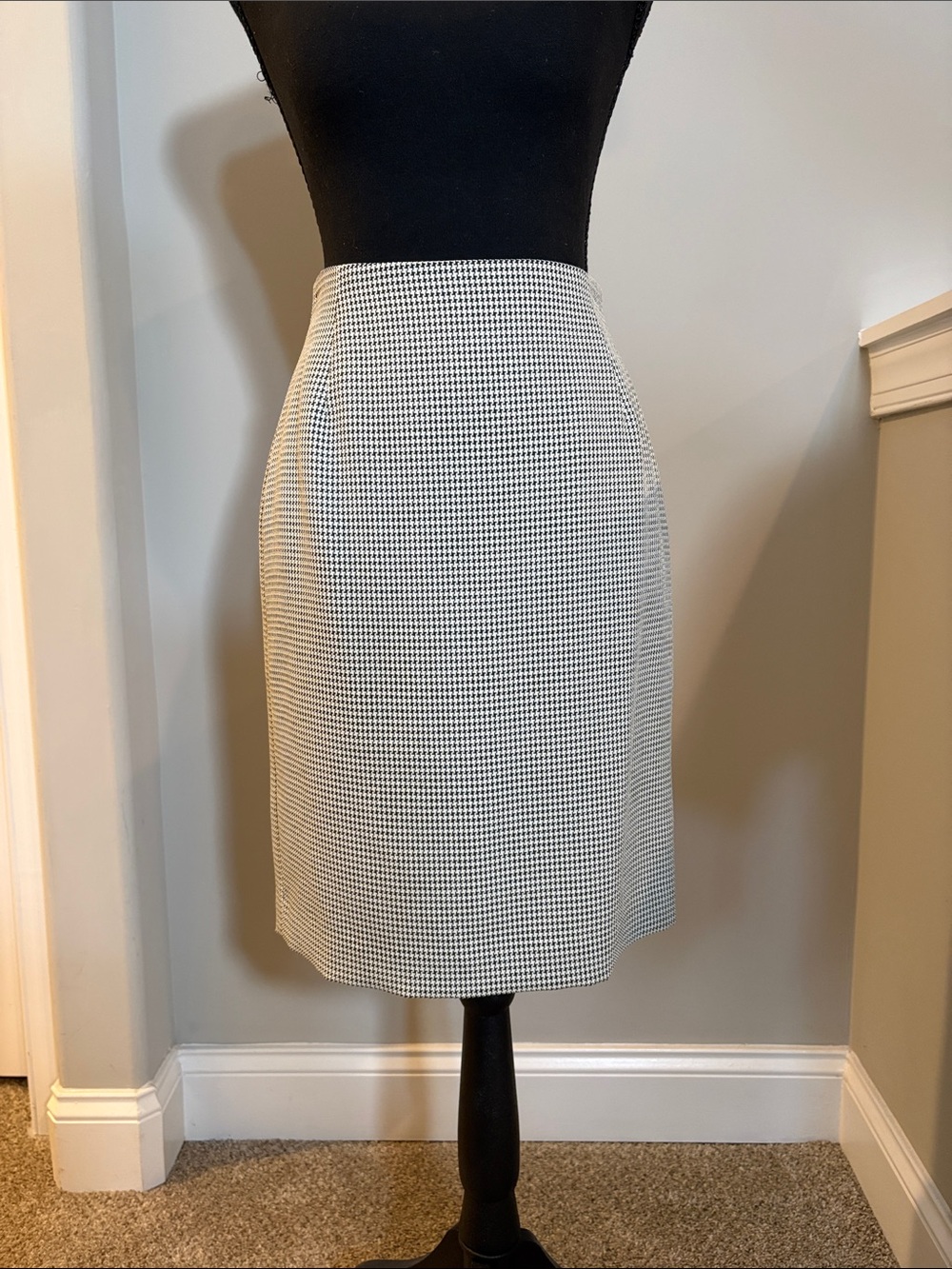 Garfield & Marks Classic Black & White Houndstooth Pencil Skirt